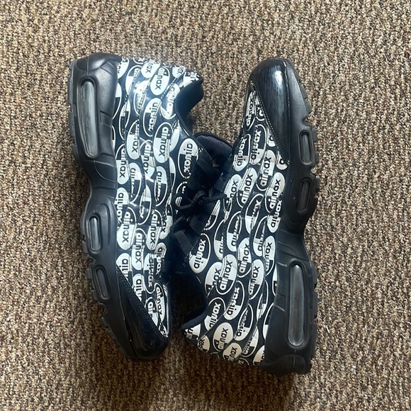 Black Nike Air Max - Picture 2 of 2